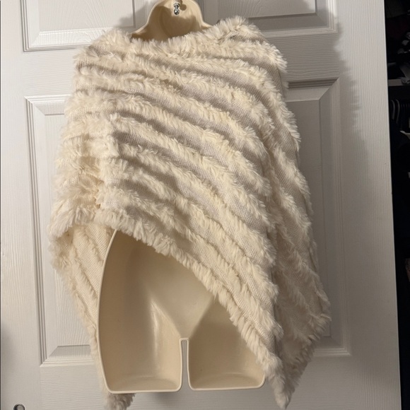 NWT New York & Company Ivory 100% rabbit fur Poncho - Picture 3 of 6